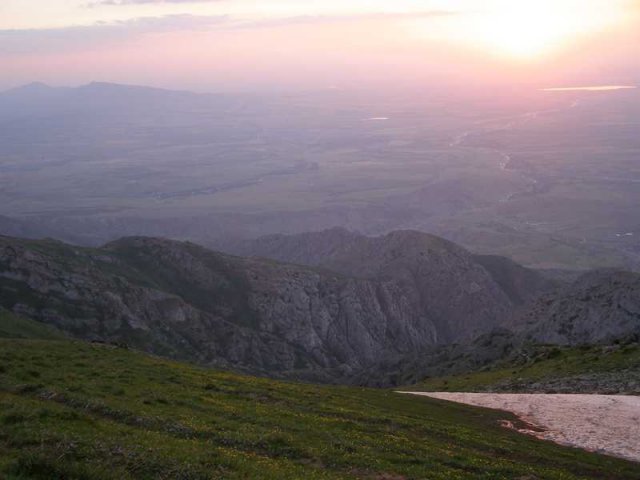 Закат в горах Каржантау